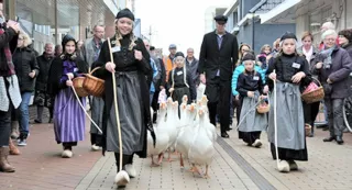 Mensen met ganzen op straat